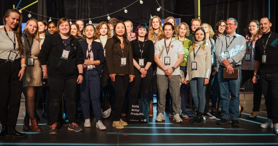 Absolvent:innen des Product Management Bootcamps auf der Bühne des Digitale Leute Summit