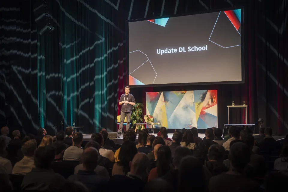 Hauptbühne 2024: Slide „Update DL School“ vor vollem Saal
