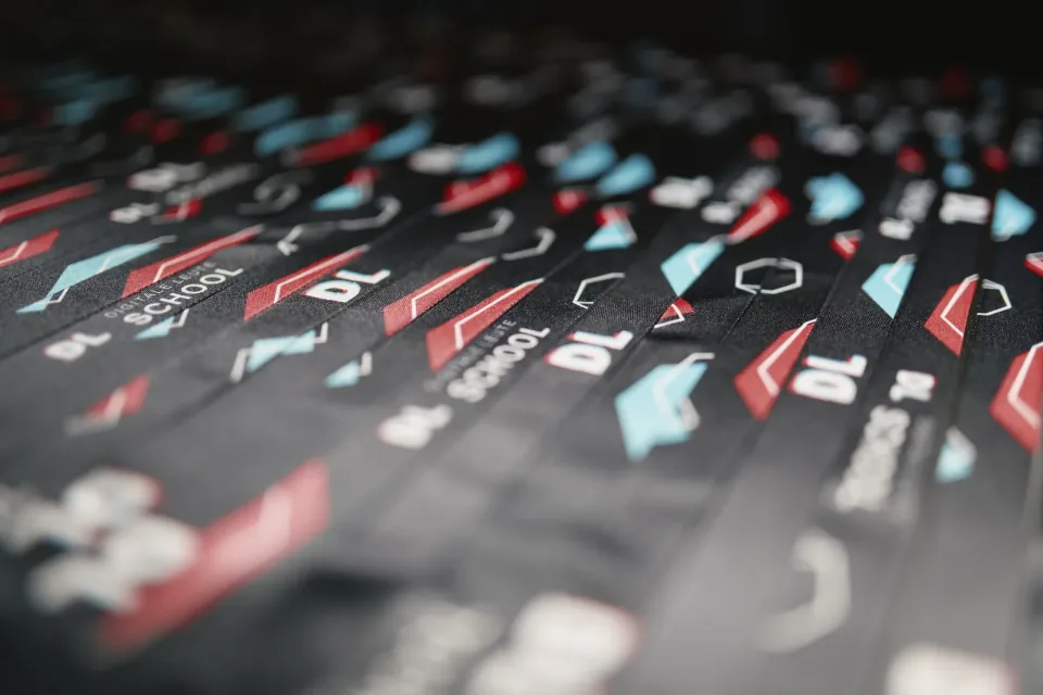 Detail: „Digitale Leute School“-Lanyards nebeneinander (Textur/Detailbild)