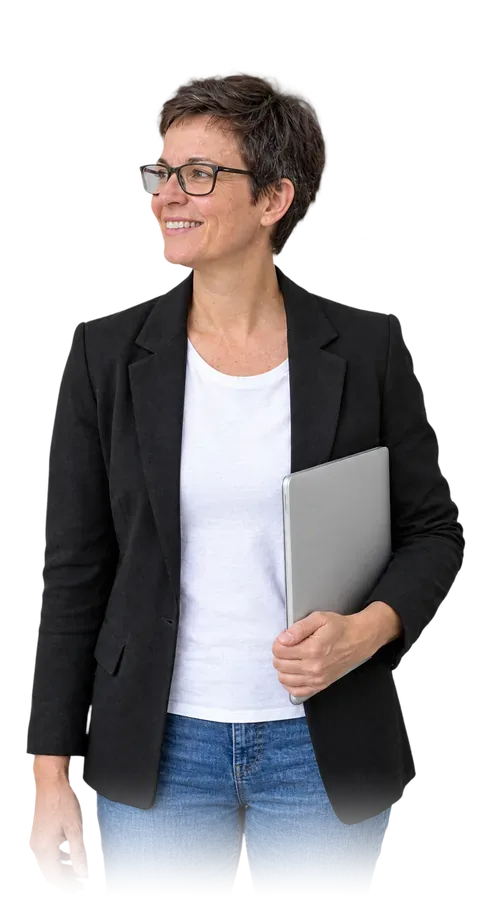 Frau mit Laptop unter dem Arm lächelt stolz über ihren neuen Job als Product Manager