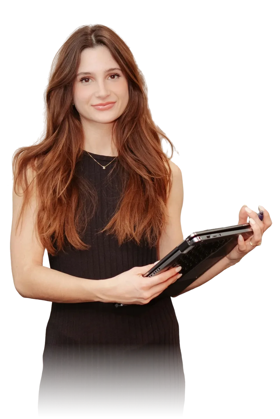 Junge Frau mit Tablet lächelt, sie hat gerade ihren neuen Job als Product Manager
